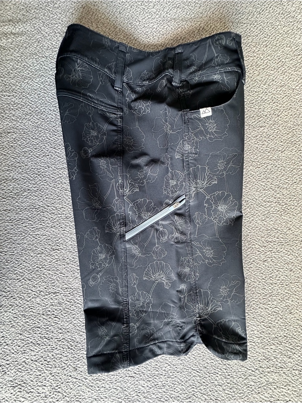 Wild Rye Freel MTB Bike Shorts Women's 6 Lotus
Greyscale Floral 12 - Picture 14 of 16